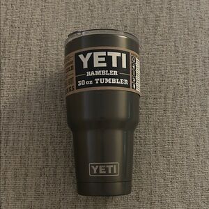 YETI Rambler 30 oz Tumbler in Charcoal